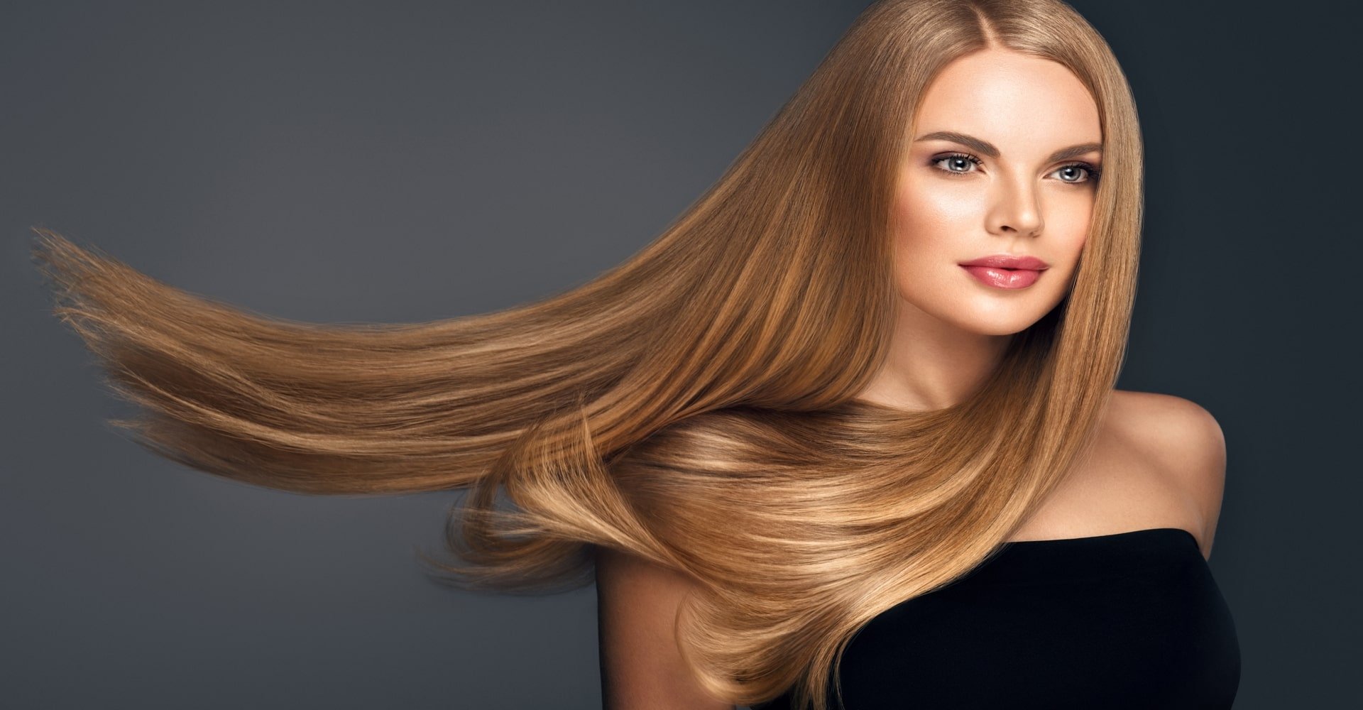 Modelo Loira Com Cabelo Liso